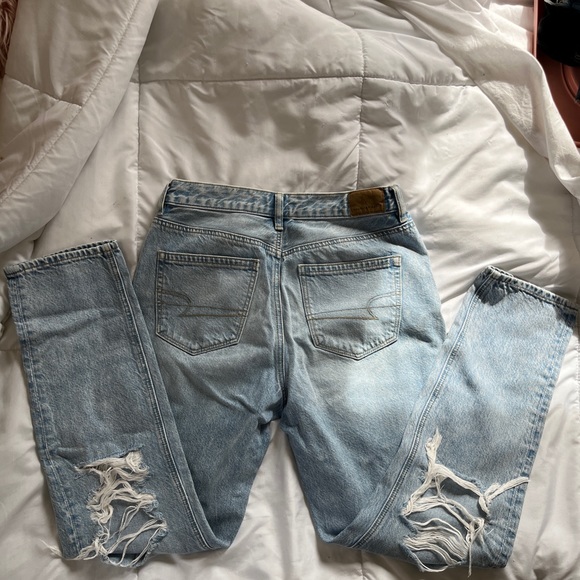 distressed American Eagle mom jeans size 4 - Picture 2 of 4